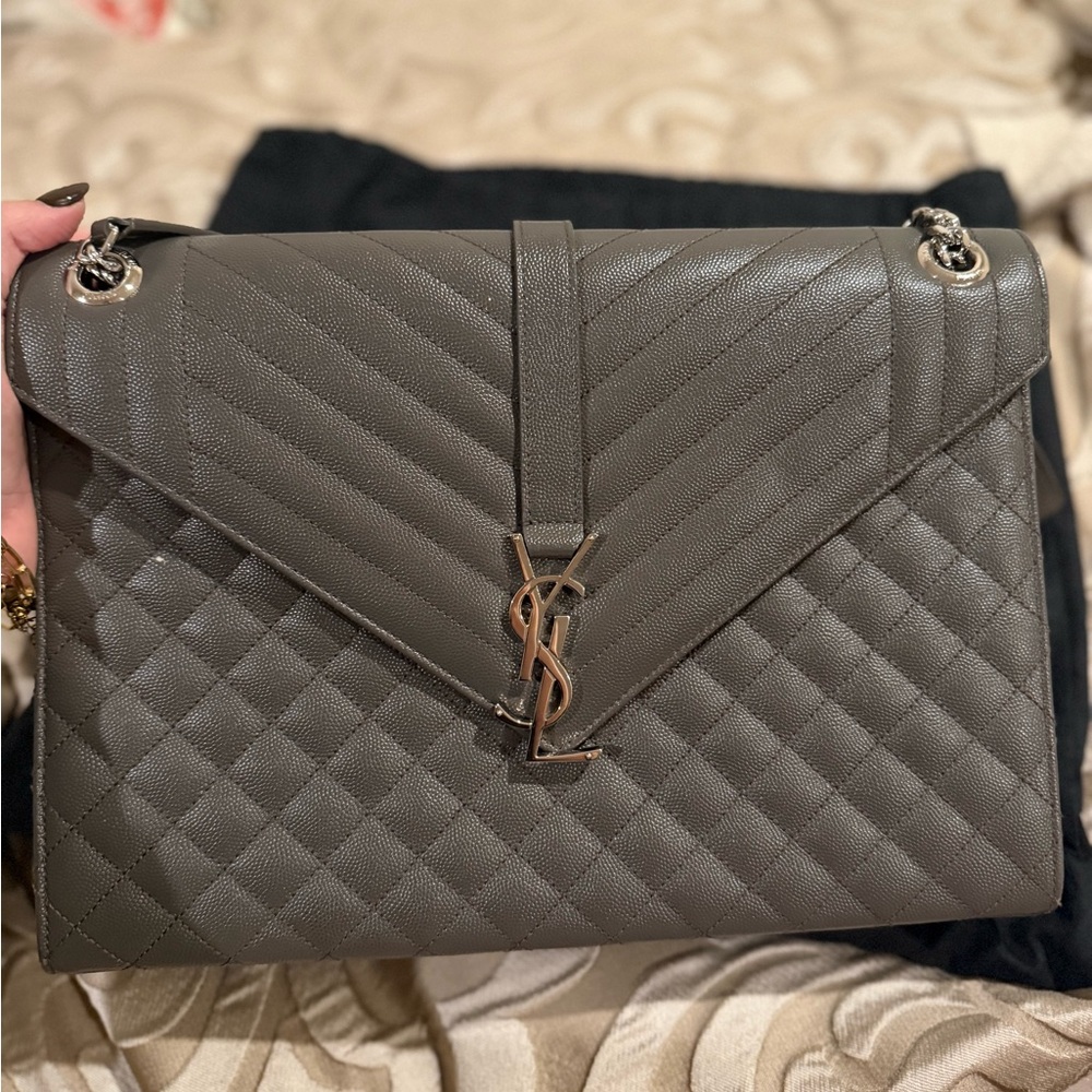 ENVELOPE MEDIUM IN QUILTED GRAIN DE POUDRE EMBOSSED LEATHER
